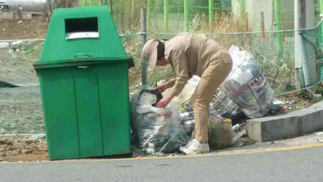 버려진 스트롱을 꺼내고 있는 야쿠르트 아주머니...