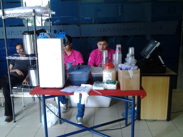 Oh my, <a href="/ChatimeIndo/">ChatimeIndo</a> lagi ada di <a href="/BazaarIF2015/">INSEAZAR</a> nih! Buruan deh ke Lobby @UAlazhar! #IF2015