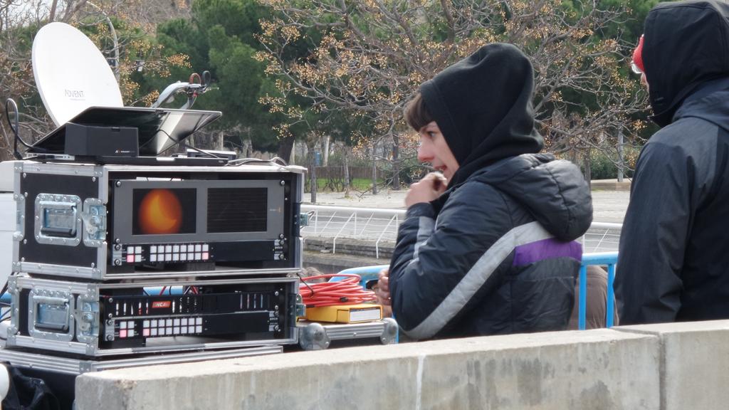 MuyEventos's tweet photo. Esperando el culmen de eclipse de Sol en el @PlanetarioMad . Importante,  ¡mirad solo con la protección adecuada! http://t.co/YYJxDbbVpm