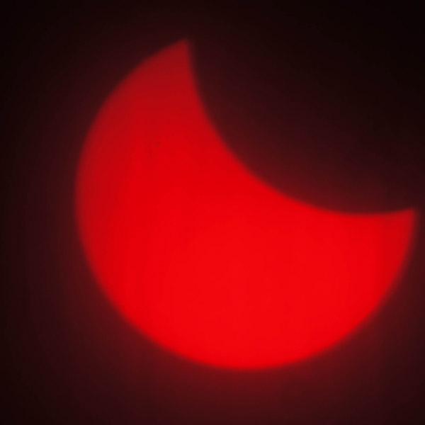 InfoMeteoTuit's tweet photo. "@PlanetarioMad: El eclipse hace 10 minutos en @PlanetarioMad con @FundaciolaCaixa #eclipseplanetmad http://t.co/RBX3c6l9jv" #Eclipse2015