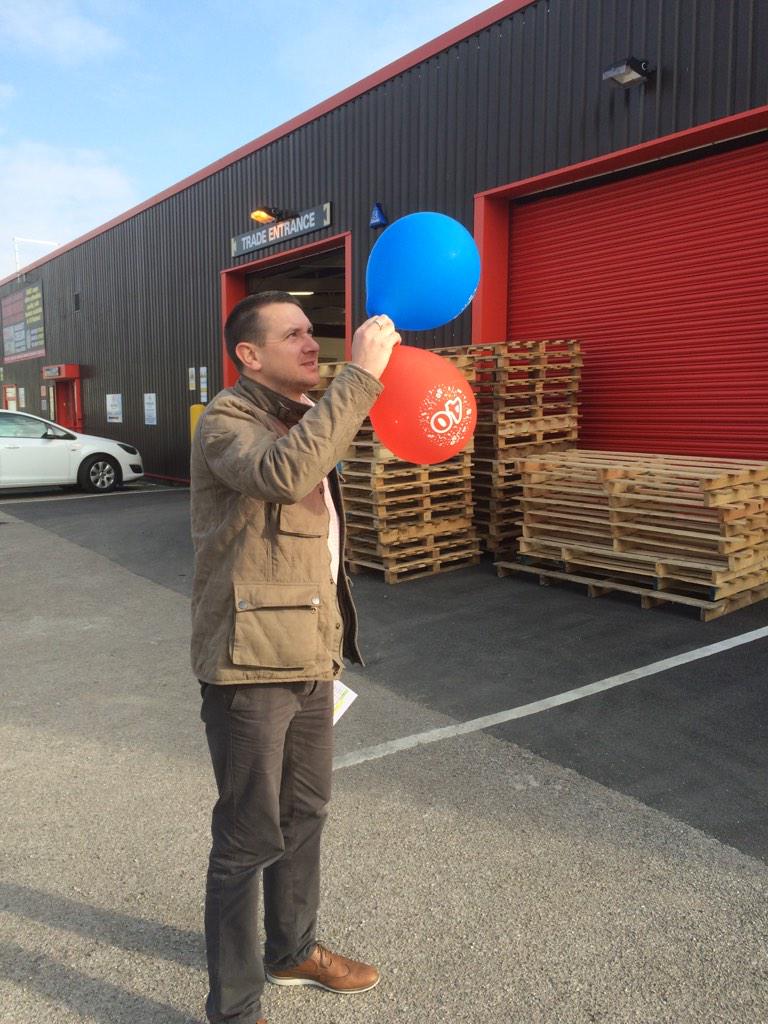 TheRealSamCarr's tweet photo. Balloon #esclipse http://t.co/xZ8wKp1YGD