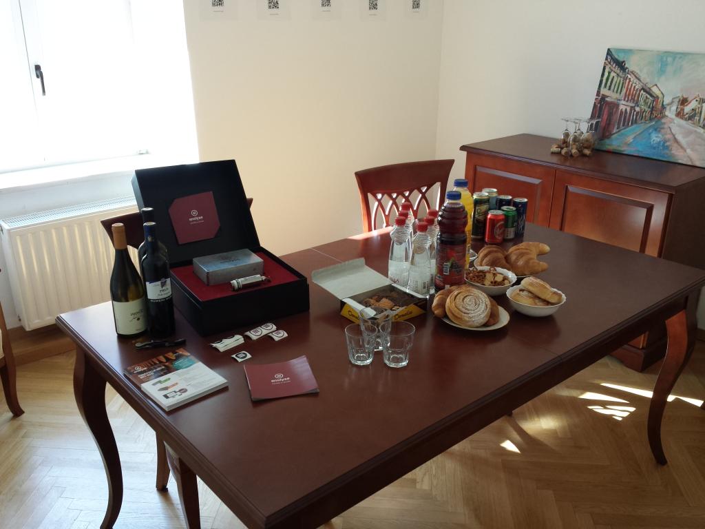 enolyse's tweet photo. Čakajoč prve obiskovalce #StartupCrawlSi http://t.co/jOBvmFmBzd