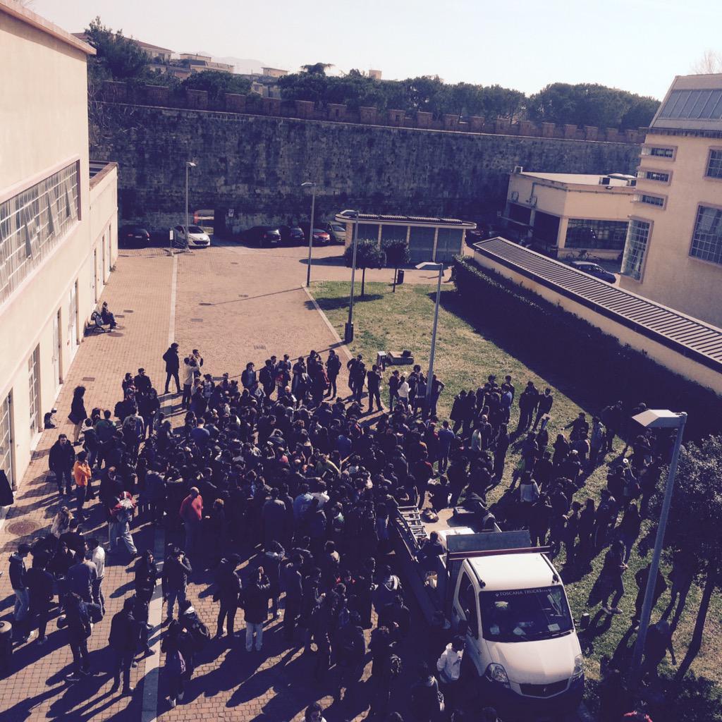 LuigiCini's tweet photo. Solamente presso un dipartimento di #fisica si può vivere un'#eclisse con tanto entusiasmo @UnipiNews @Unipisa http://t.co/4hqfze7gFP