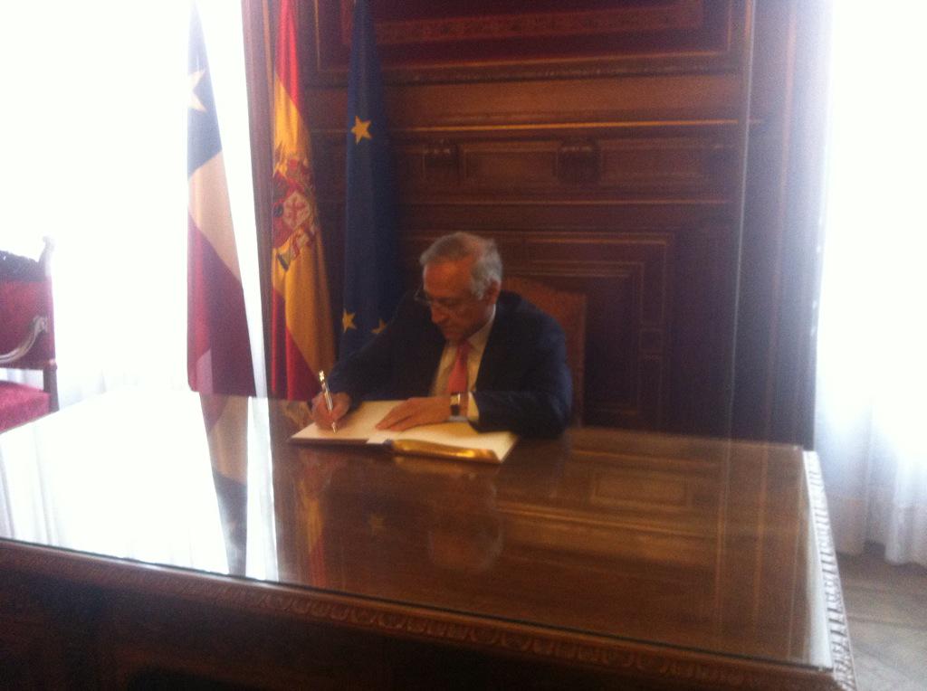 casamerica's tweet image. . @HeraldoMunoz firma en nuestro libro de honor y @Tomas_Poveda le hace entrega de un presente @casamerica #Chile