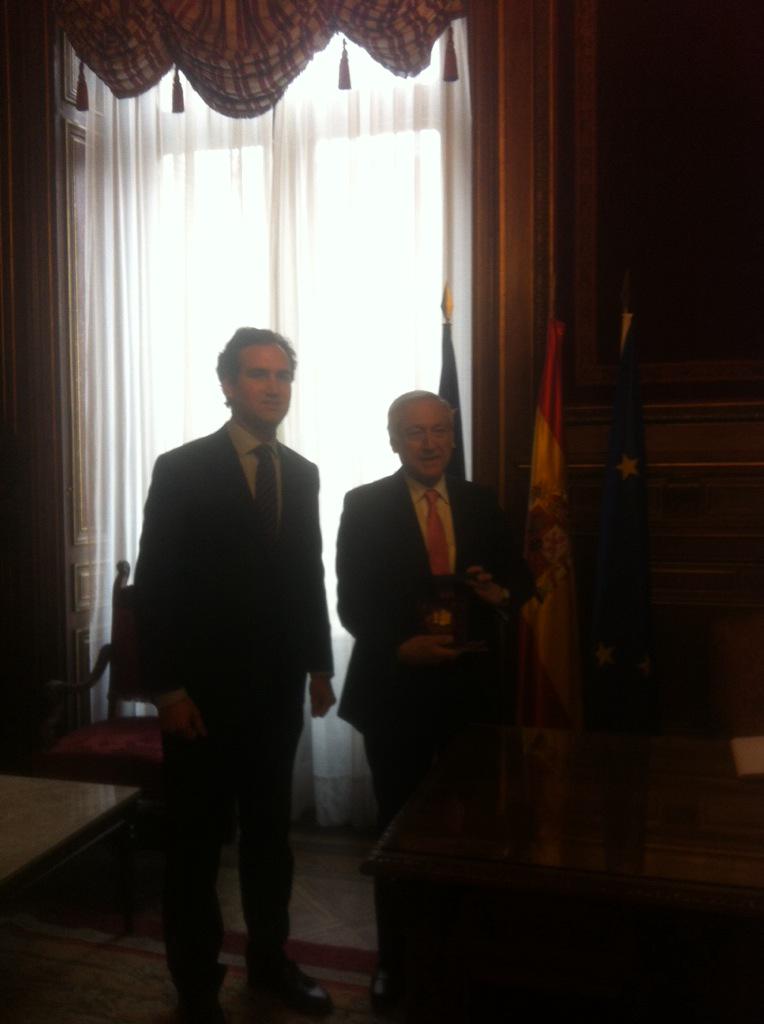 casamerica's tweet image. . @HeraldoMunoz firma en nuestro libro de honor y @Tomas_Poveda le hace entrega de un presente @casamerica #Chile