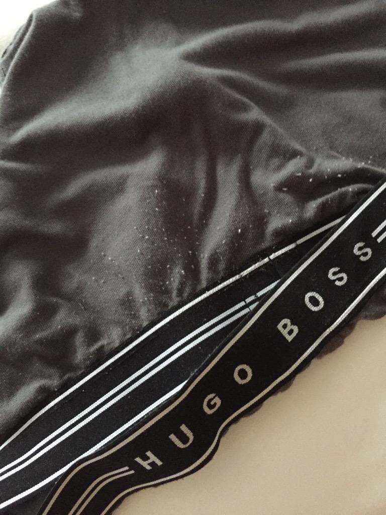 ACuboC's tweet image. Comprarse calzoncillos d 30€ d @HUGOBOSS y q la 2ª vez q te los pones ya tengan "pelotillas" (con uso correcto) #JODE