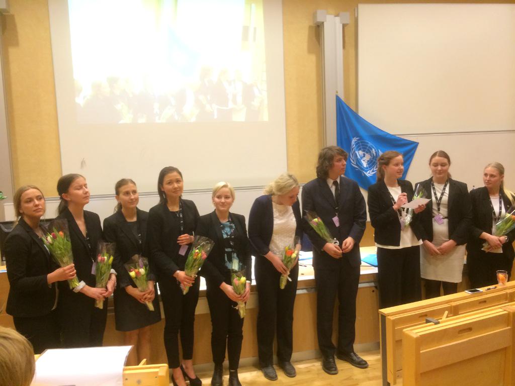 munfalun's tweet photo. Thanks to the fantastic chair for dedicated work! Warm applause from the house 👏 http://t.co/jWNjOsc57Y