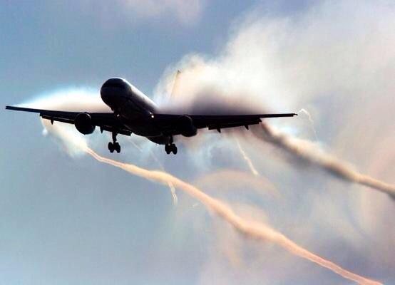 OpChemtrails's tweet photo. Imagine we all left two mile long vapour trails in winter. wouldn't that be hilarious? http://t.co/2Y3G5zHRe8 #OpChemtrails #geoenginee