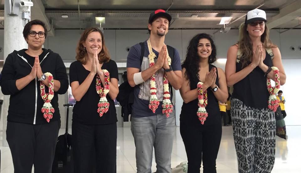 teroent's tweet photo. #WelcomeJasonMrazToThailand พรุ่งนี้มาร่วมดื่มด่ำในค่ำคืนอันแสนพิเศษกับพวกเขาด้วยกันนะคะ http://t.co/fF2zNdvlDJ