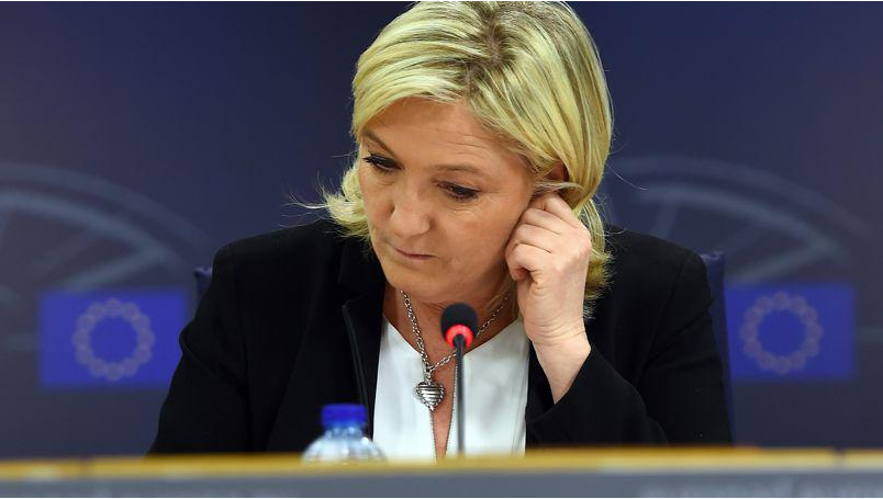 Echange tendu entre Manuel Valls et Marion Maréchal-Le Pen CAhMjqaUQAE5mn6