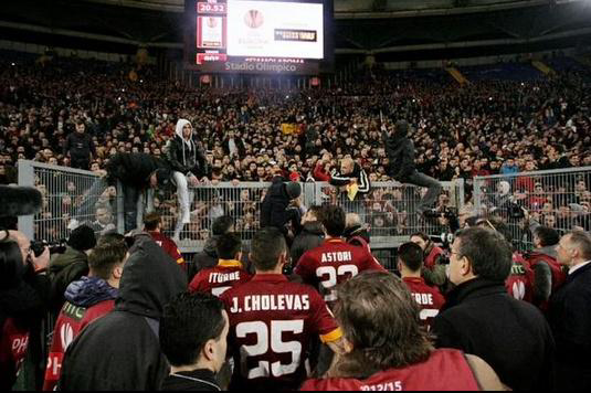 Ultra_Banditos's tweet photo. Ultras roma kecewa dengan team nya malam tadi http://t.co/C5WRCwXZBs