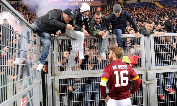 Ultra_Banditos's tweet photo. Ultras roma kecewa dengan team nya malam tadi http://t.co/C5WRCwXZBs