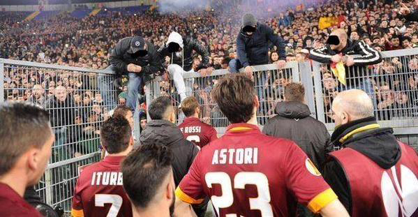 Ultra_Banditos's tweet photo. Ultras roma kecewa dengan team nya malam tadi http://t.co/C5WRCwXZBs
