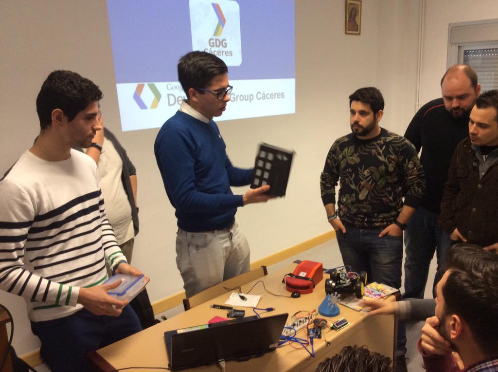 pablogarguez's tweet image. #EscuelaVirgenDeGuadalupe_BA #DesarrolloDeAplicacionesWeb enseñando @SmartPoliTech @SolEpcc @gdgcaceres @LordValant