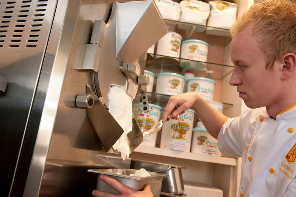 dejongijs's tweet photo. Ook onze schepijs vitrine is vandaag weer gevuld met hele lekkere smaken! http://t.co/J0zvL7PCIB