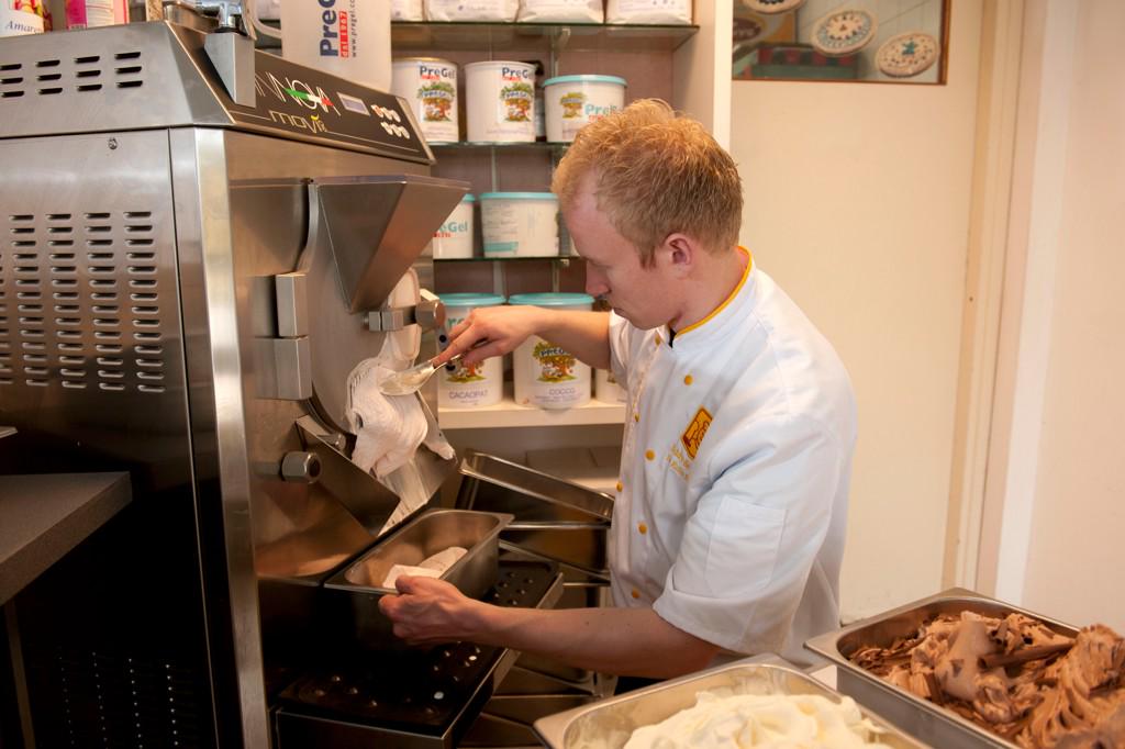dejongijs's tweet photo. Ook onze schepijs vitrine is vandaag weer gevuld met hele lekkere smaken! http://t.co/J0zvL7PCIB