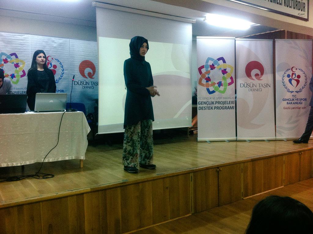 KelebekEtkisiLP's tweet photo. Eğitimlerimize başlamadan önce @selimcavus ve @sura_isci projemiz hakkında genel bilgilendirmelerini yapıyorlar. http://t.co/LAzexPF4XY