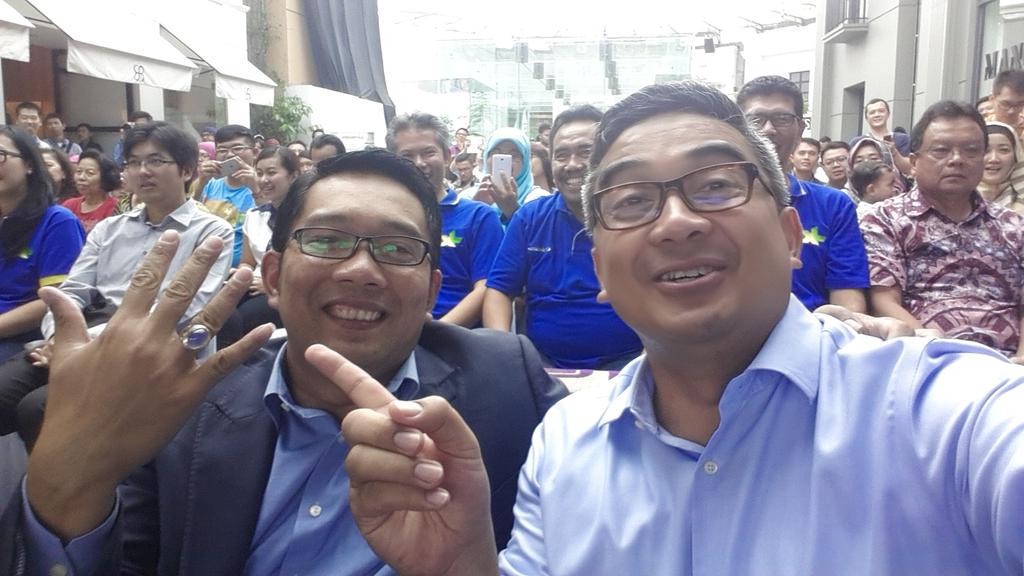 farhanpenyiar's tweet photo. Di tengah2x PVJ tiba2x ketemu pak Walkot @ridwankamil ... akik baru euy... http://t.co/W25QBYYndI