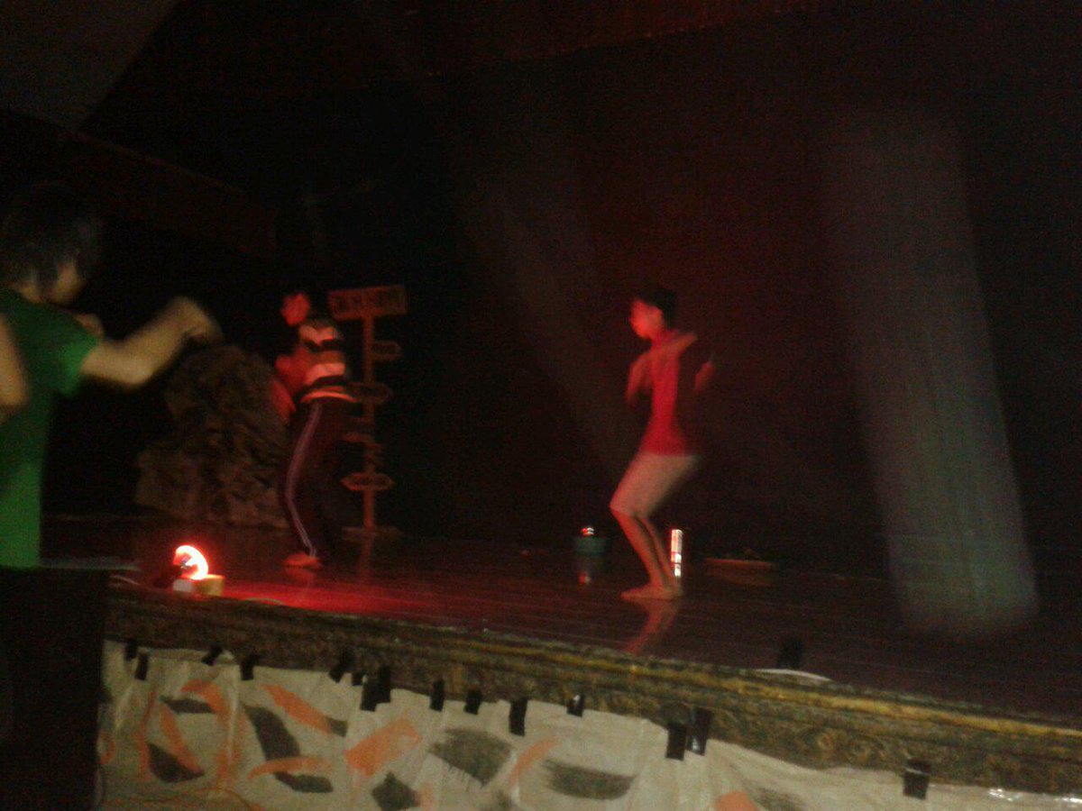 SSAB_Crew's tweet photo. Kalau yg ini gladi dari Q hoda untuk pementasan besok di Paket Abad Seni SSAB UG http://t.co/VxOuPsJz3m