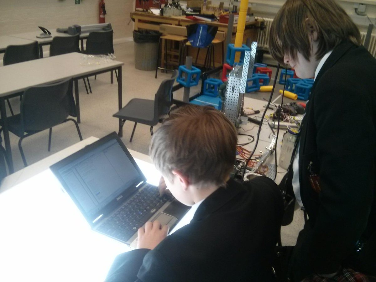 Bot81408V's tweet photo. Inspiringly the next generation. #robotNXTGen http://t.co/YdfGRZNjYf