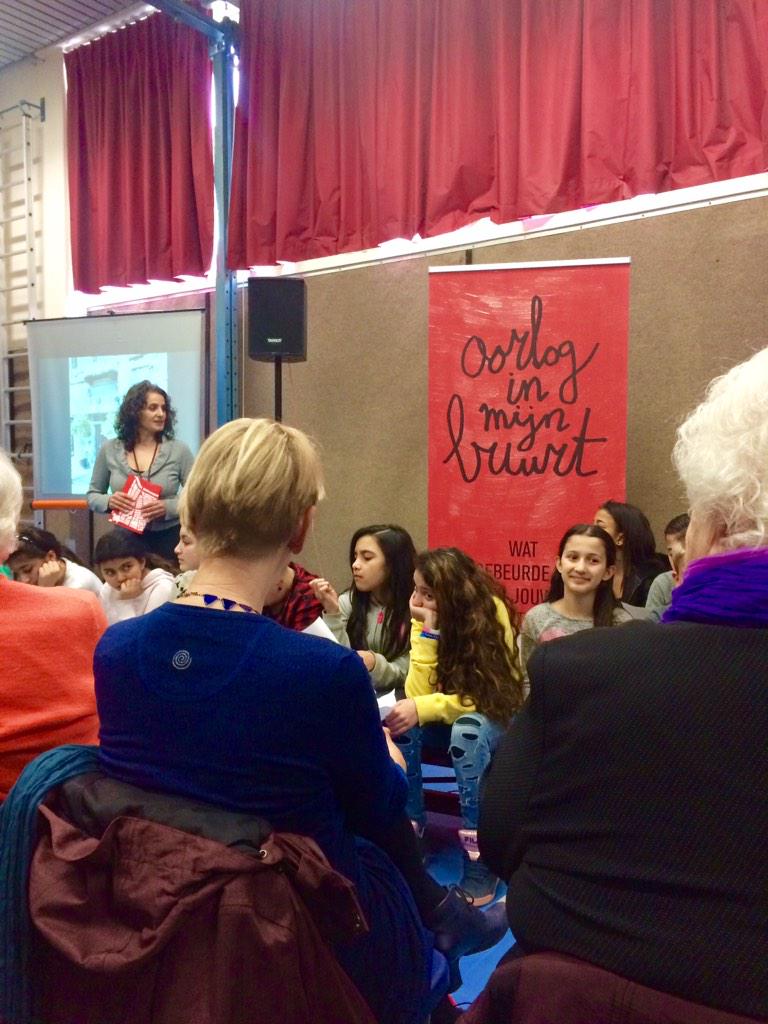 Indrukwekkende oorlogsverhalen, presentatie <a href="/Oorlogimbuurt/">Oorlog in mijn Buurt</a> door kinderen Eloutschool Amsterdam #combiwel