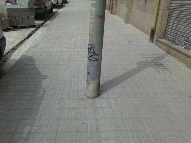 escorpinatotal's tweet photo. Ayuntamiento Badalona reforma
 la acera y se dejan las farolas en el medio !!! Ole las cabezas pensantes!! http://t.co/yRtNJgreW7