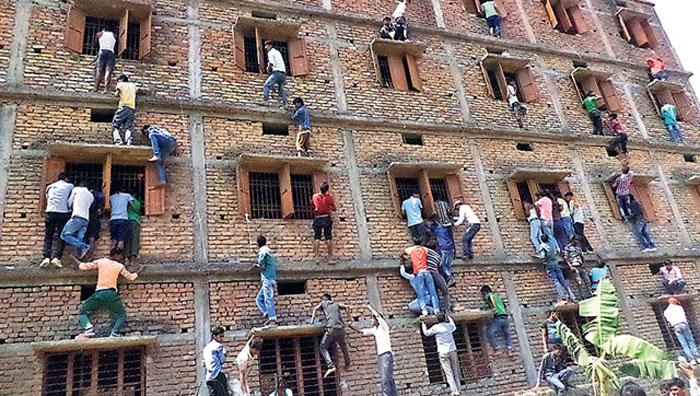 India: scalano i muri per suggerire agli esami scolastici dei figli, 300 arresti