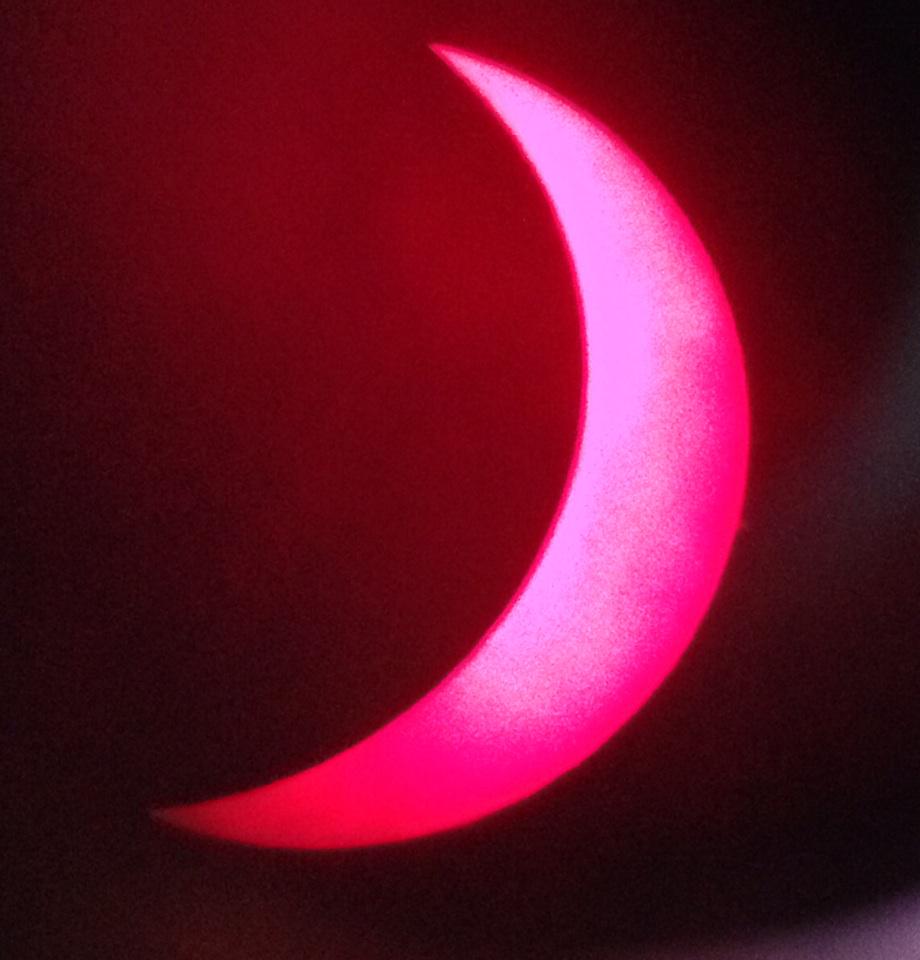 MartinChelt's tweet photo. My best attempt at a pic through Callum Potter's nifty solar telescope @CotswoldAstro #Eclipse2015 http://t.co/QHtIsRHX2g