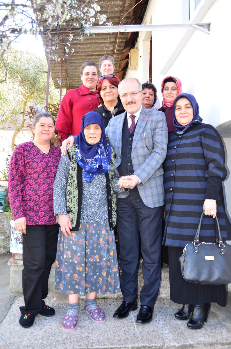 Büyüklerini tanımayan bir milletin geleceği olamaz.Onların başımızın üstünde yeri var.Yaşlılar Haftası'nı kutluyorum.