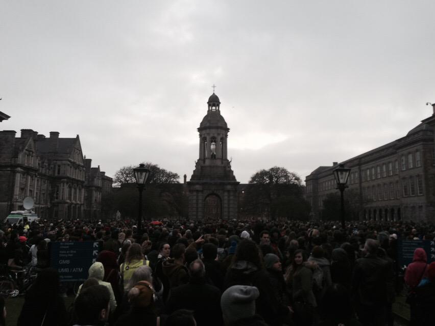 New_To_Dave's tweet photo. So clouds. Much people. #eclipse2015 crowds gathered in Trinity College Dublin &amp; saw a tiny sliver between the grey http://t.co/JRxlVzbFZa