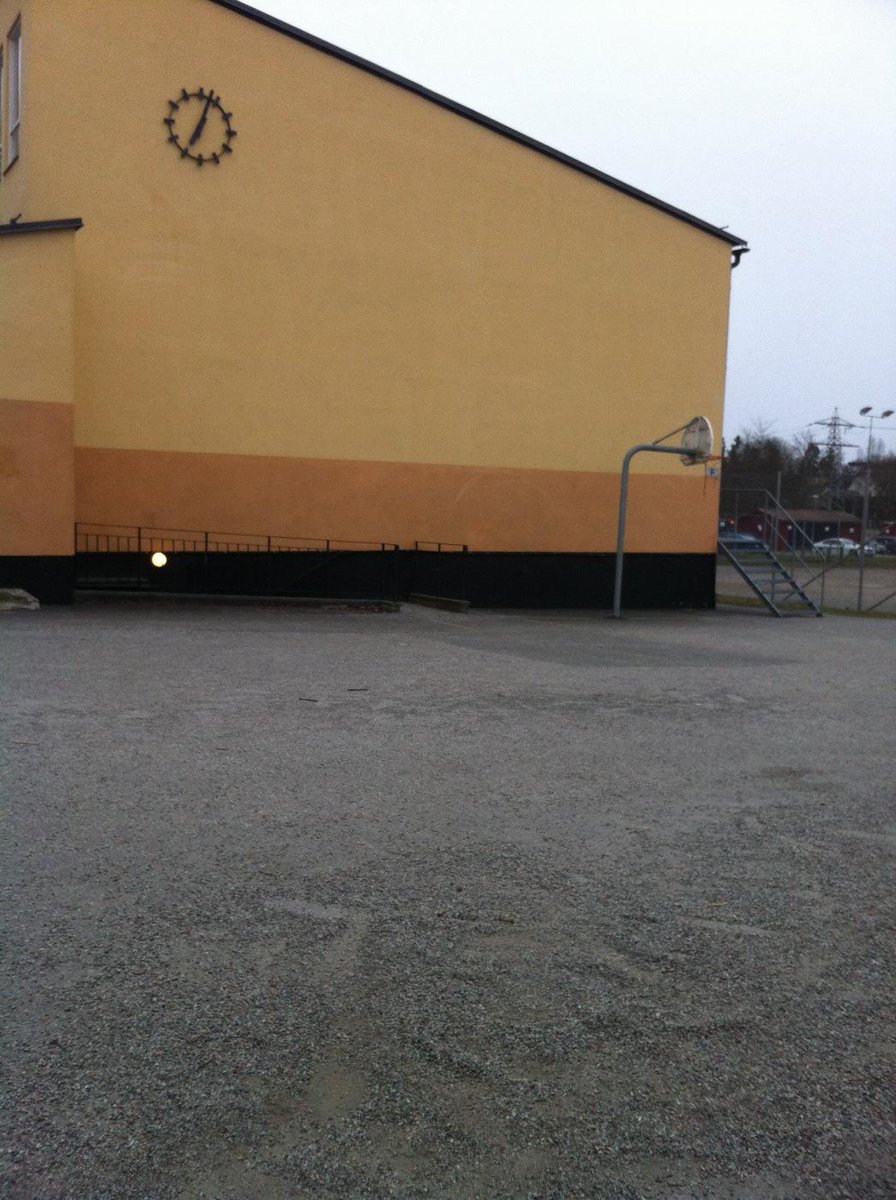 eov138's tweet photo. Tittar på solförmörkelse på skolgården
#7meds  #enskoldag  #edsbergsskolan http://t.co/GR5uGKGdGi