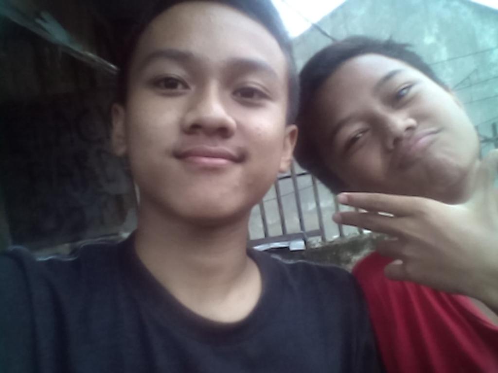 Anak skinhead juga bisa selfie tauuu.. :p