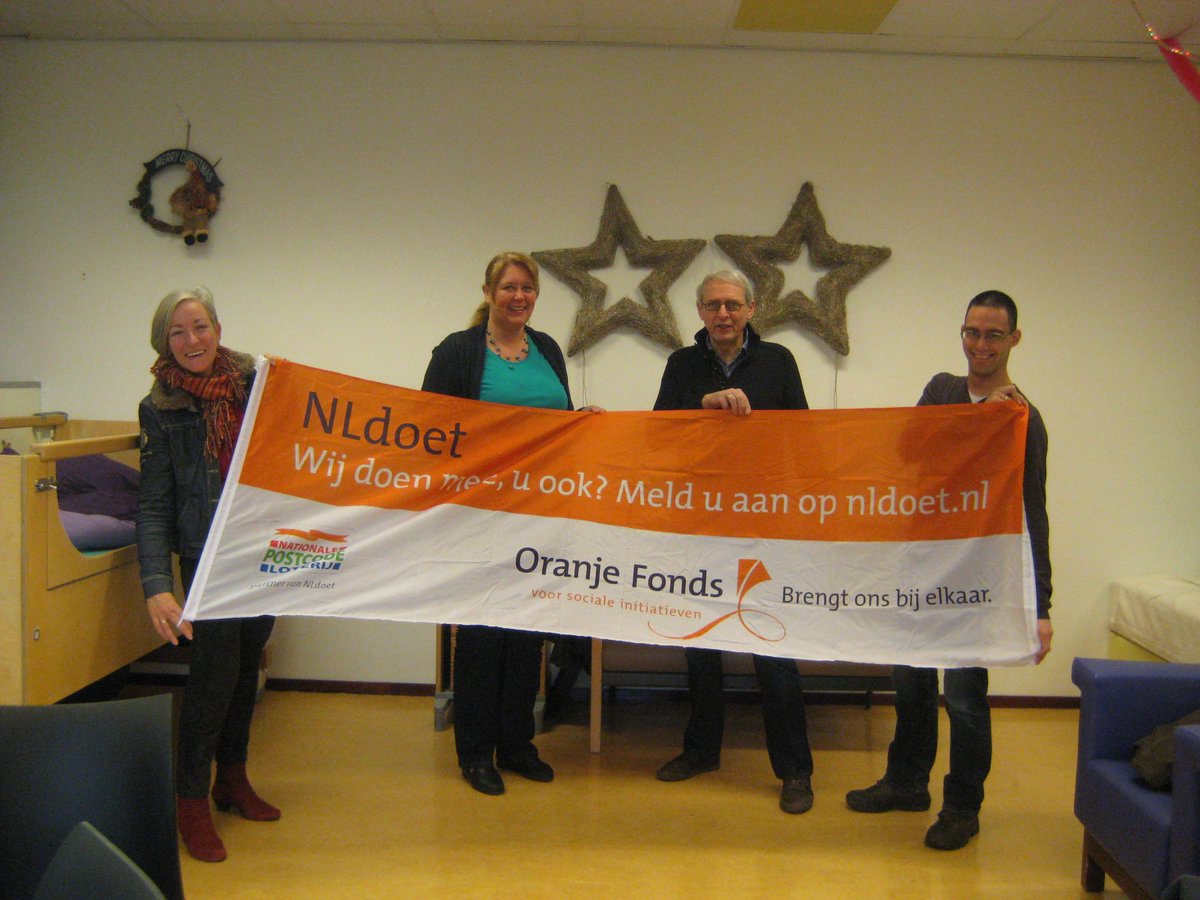 PresentDrachten's tweet photo. Leden fractie #ChristenUnie wandelen met en verzorgen lunch voor bewoners van Talant/Morra. #nldoet #werkenvoortwee http://t.co/d0bTsupbIK