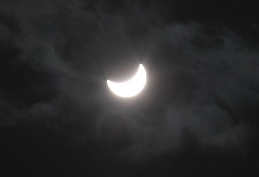 Lound_scape's tweet photo. 2015.03.20, h10.30 - #Eclipse2015 from Milan // #Eclissi da #Milano! http://t.co/XArEmNGhWZ