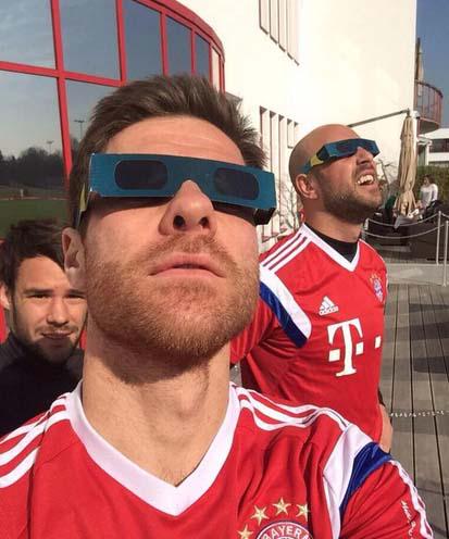 brfootball's tweet photo. What @XabiAlonso and @PReina25 saw when they looked up at the #eclipse2015 http://t.co/wGewhfdeYm http://t.co/ckhl7jbVYl