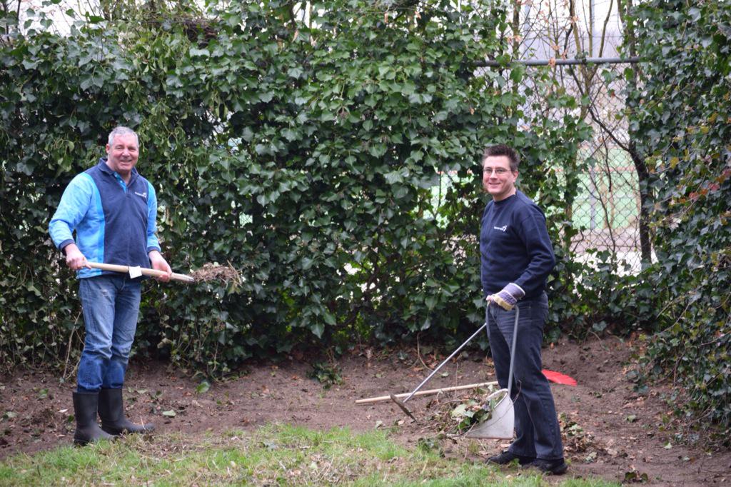 Pompoenclub's tweet photo. 2015 al 70 jaar aan @HsumVerb . Bewuste keuze voor een goed doel in Hilversum @NLDOET http://t.co/GyprQg8Jpe
