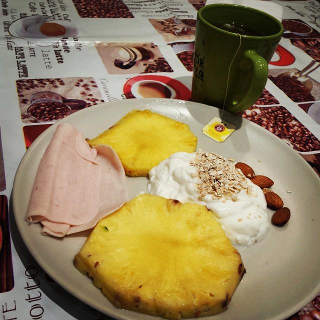 Djulye_'s tweet image. Al rico desayuno #postentreno #postrunning #menúsVanesukki 
Piña natural 🍍
Pavo
Queso fresco desnatado 
Avena
Té ad…