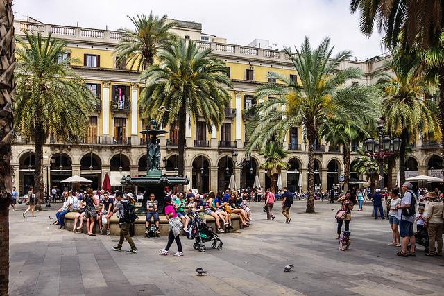 dimebarcelona's tweet image. Plaza- square. Las plazas en #Barcelona son preciosas #Spanish word every day #learnspanish fotografía de Grekoh