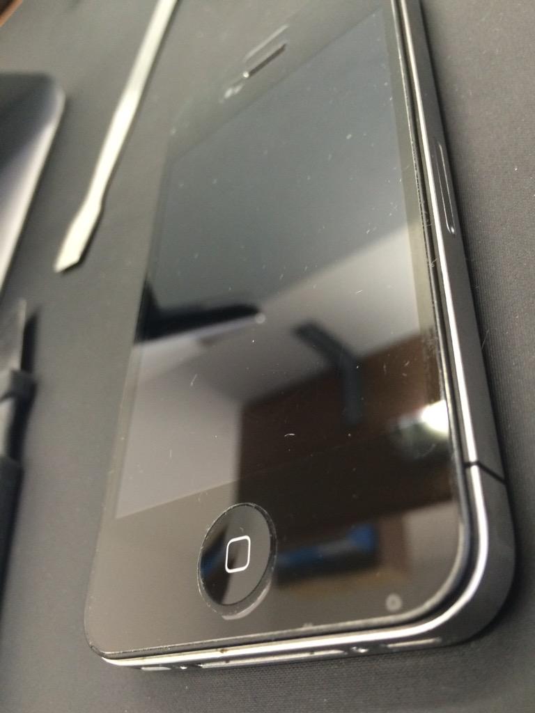 iClinicRepair's tweet photo. Sostituzione tasto Home iPhone 4 http://t.co/RT6FLozYtC