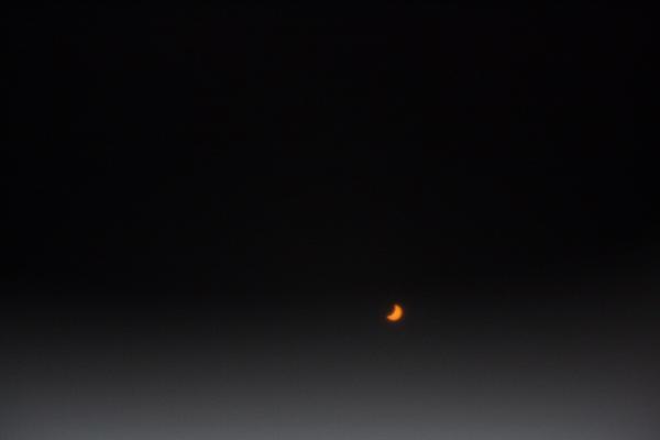 elperiodico's tweet photo. Envíanos fotos del eclipse de Sol a través de #eclipseEPC http://t.co/mUPBkex8CE @jorditello87 @bronquitisaguda http://t.co/5fERArDow7