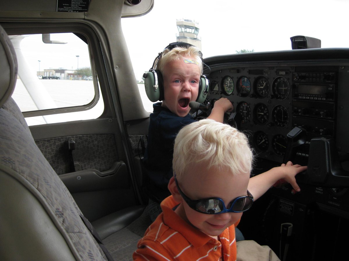 ATPL_Practice's tweet image. Happy Friday everyone! :) #happyfriday #atpl #studentpilots #PilotSeason