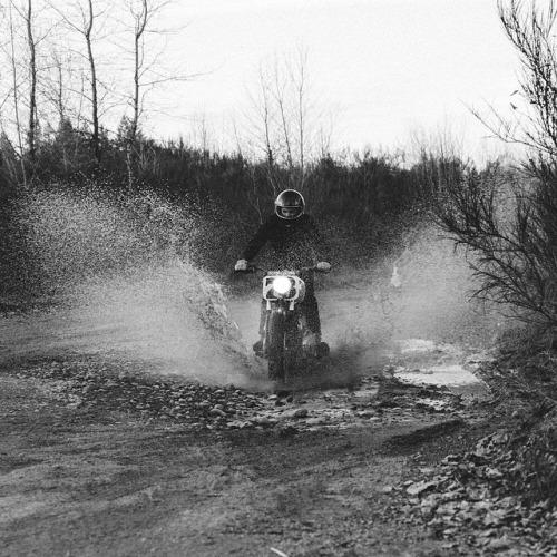 Absolut_Moto's tweet image. The puddle smashing #BCbuilt Triumph, The Tribute. Photo by... #caferacer #custom #motorcycle #lifestyle #brat #wild