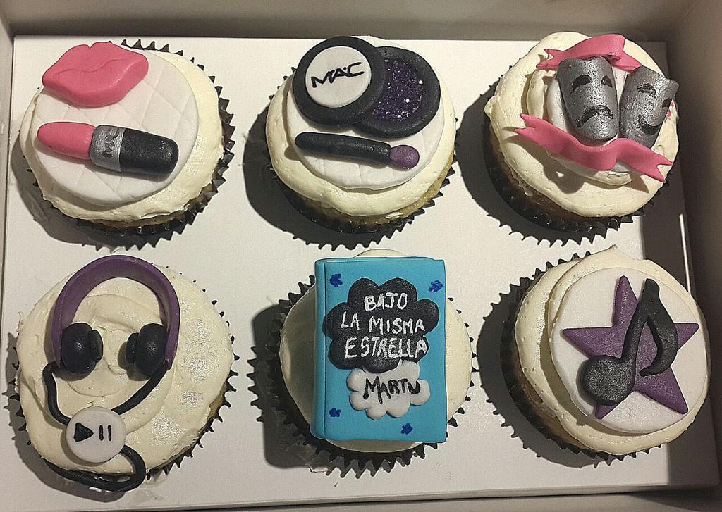 LittleCupcakes's tweet photo. **cupcakes temáticos** 
Música#Arte#Literatura http://t.co/fqmHYsYvdb