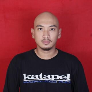 Ini dia pemain perkusi katapel. Mirip siapa ya?