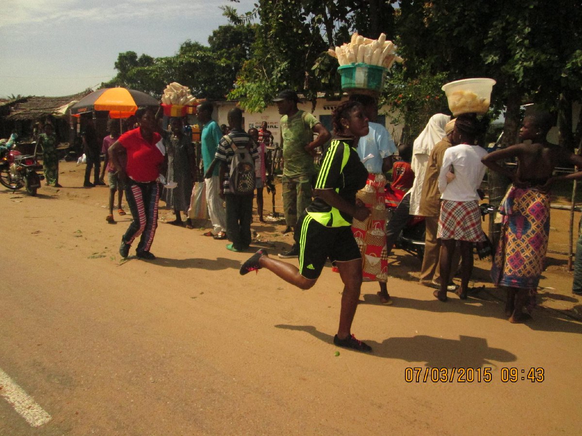 afcred_rdcongo's tweet photo. Viva Masi Girls: le marathon, ici la tête de course, les rues de Masi Manimba ont vibrés au rythme de la femme http://t.co/6ShKaTvslf