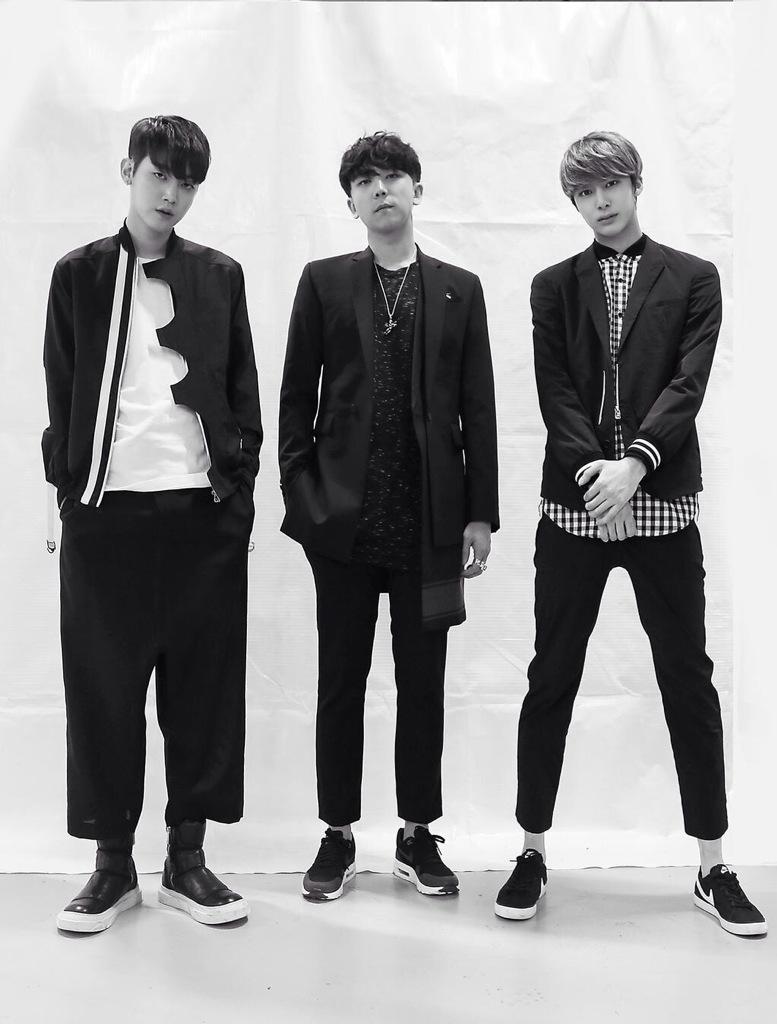 CAio0SJWgAAJ93q.jpg:large