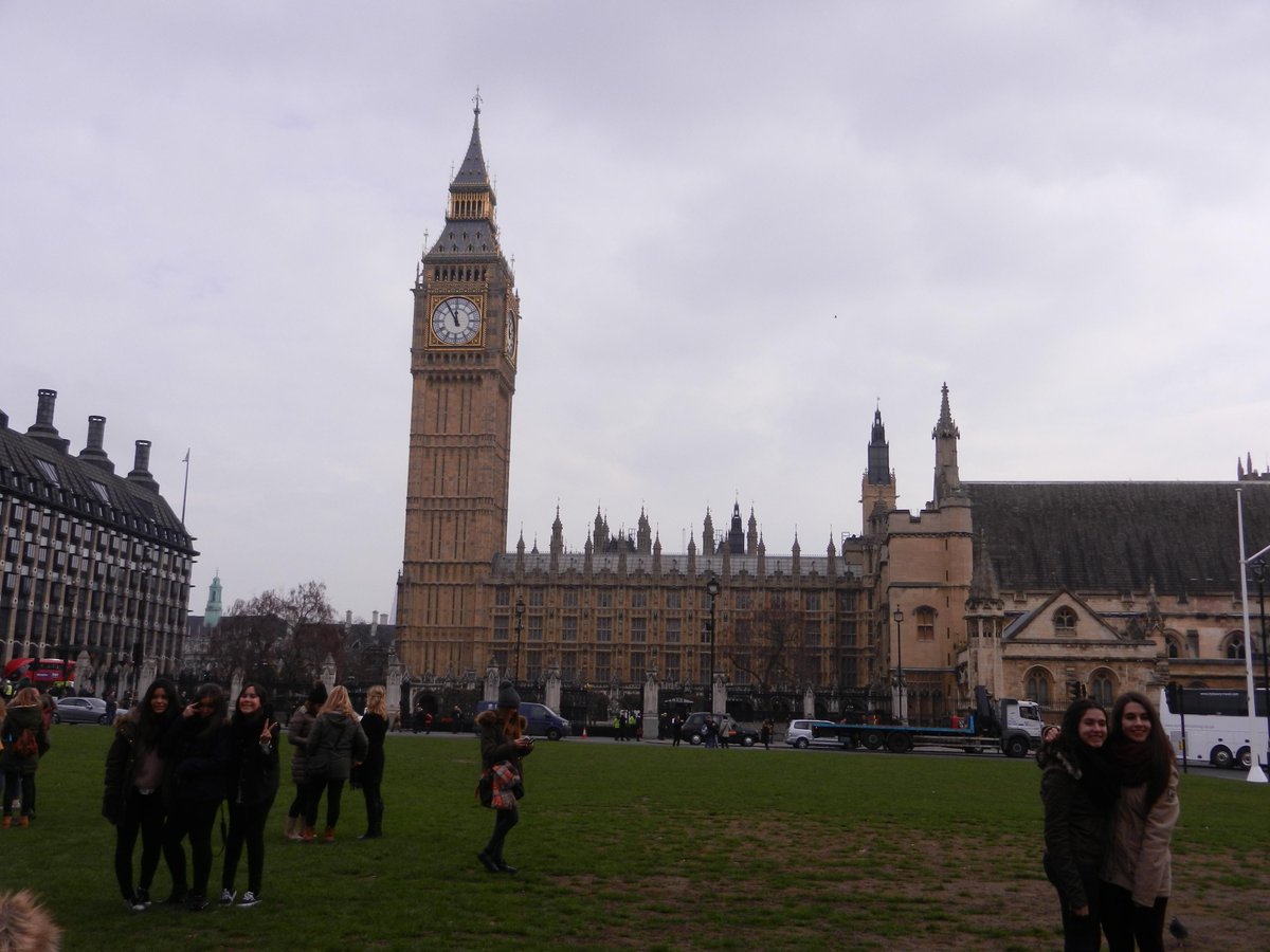 MatuteDuarte's tweet photo. Escolares españoles ante el Big Ben del Parlamento británico esperando que den las 12 http://t.co/uorEuTpSBp #London http://t.co/mHOQtsHLBs