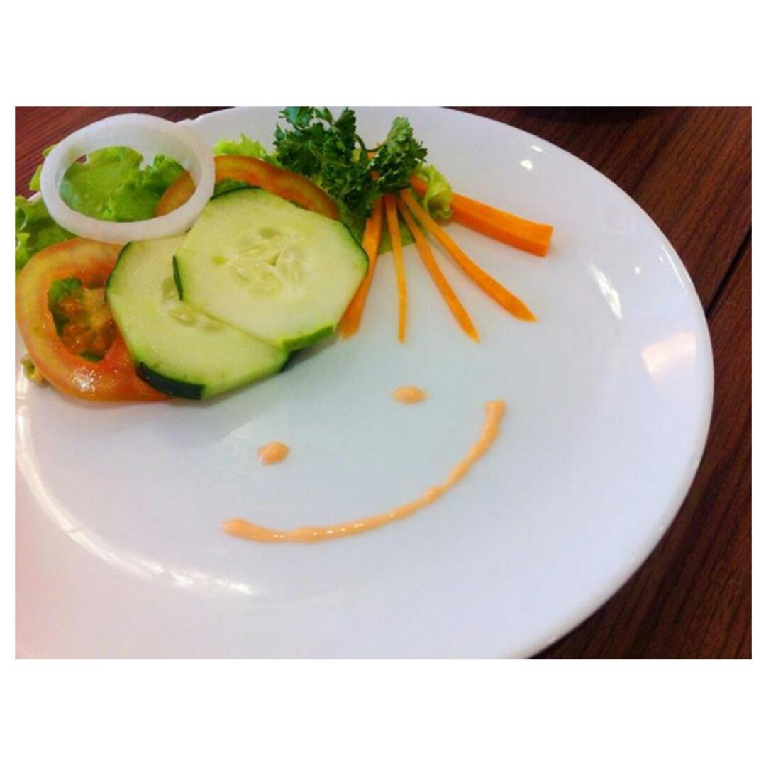 mercadoharriet's tweet photo. Foodieee with so much kaartehan. Hahaha. Thank you for today, bestfriends! @itssymitzi @wtflyra #finio http://t.co/u5TKbLFJmH