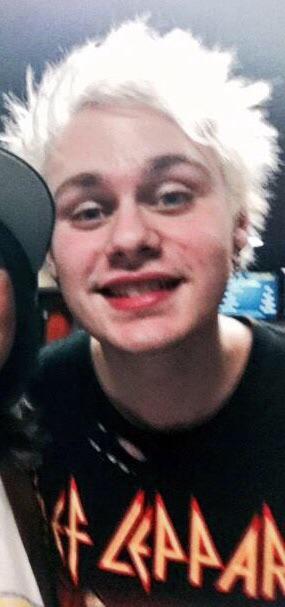 cliffordmoments's tweet photo. 2013 blonde Michael will always have a special place in my heart #vote5sos #kca http://t.co/xPJs7Q5gYp