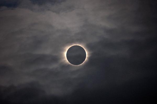 nmasforo's tweet photo. Eclipse de Sol maravilla al mundo http://t.co/Phelw0MiGJ  http://t.co/6KachAqW6K